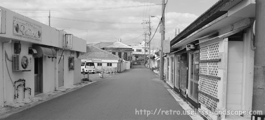 十字路のある街　沖縄・「コザ吉原社交街」を歩く